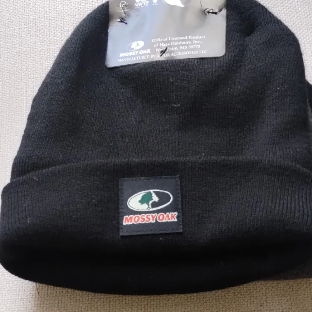 Mossy Oak Black and Gray Gloves and Beanie Set - Picture 2 of 6